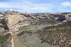de schilderachtige schoonheid van Colorado. wagenwielpunt op de yampa-rivier in het nationale monument van de dinosaurus foto