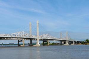 uitzicht op bruggen over de Ohio-rivier in Louisville, Kentucky foto