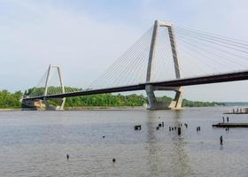 lewis en clark bridge op de ohio rivier in louisville, kentucky foto