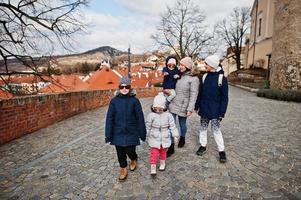 familie die bij historisch mikulov-kasteel, moravië, tsjechië loopt. oude Europese stad. foto