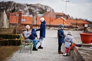 familie die bij historisch mikulov-kasteel, moravië, tsjechië loopt. oude Europese stad. foto