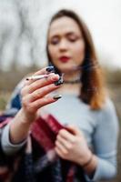 hand van meisje met sigaret. stoppen met roken sociaal probleem. foto