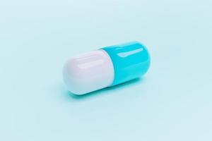 blauw en wit enkele capsule medicatie foto