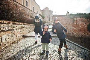 kinderen die bij historisch mikulov-kasteel, moravië, tsjechië lopen. oude Europese stad. foto