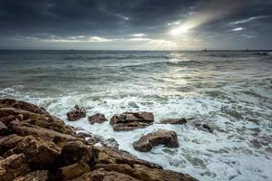 ondergaande zon bij quarteira in portugal foto