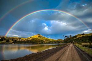 dubbele regenboog boven het schiereiland van otago foto