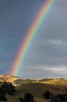 regenboog boven het schiereiland van otago foto