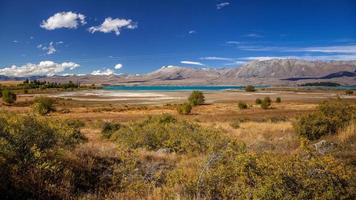 ver uitzicht op Lake Tekapo op een zomerse dag foto