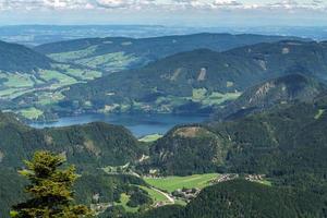 uitzicht op het landschap vanaf de zwolferhornberg foto