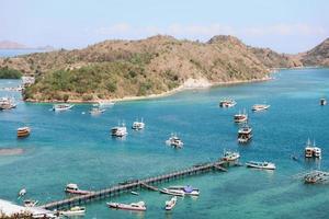 luchtfoto van de haven met veel boten op het eiland Labuan Bajo foto