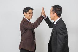 jonge Aziatische zakenman doet high five met partner foto