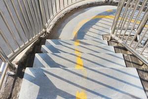 betonnen trappen van een loopbrug met roestvrijstalen leuningen. foto