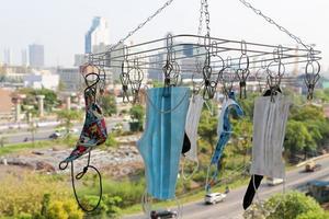 wegwerp beschermend coronavirusmasker dat aan de waslijn hangt. foto