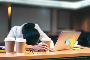 kopje koffie op bureau met zakelijke vrouw slaap achtergrond. foto