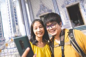 Aziatische getrouwde volwassen reiziger liefde paar op zomervakantie buiten reizen in Azië. foto