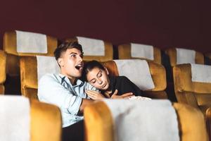 Kaukasisch man en vrouw zakenpaar gaan naar de bioscoop foto