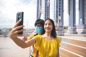 Aziatische getrouwde volwassen reiziger liefdespaar op zomervakantie buiten reizen in Azië foto