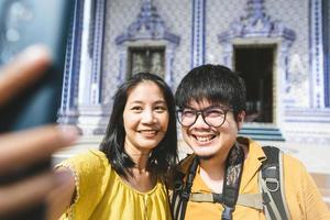 Aziatische getrouwde volwassen reiziger liefde paar op zomervakantie buiten reizen in Azië. foto