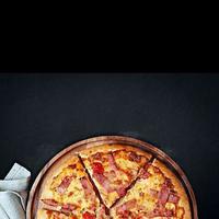 heerlijke vers gebakken pizza net uit de oven, italiaans eten, foto