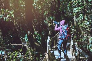 fotograaf aziatische vrouwen reizen natuur. reizen ontspannen. natuurstudie in de jungle. Thailand foto