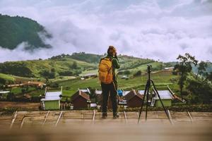 vrouwen aziaten reizen ontspannen in de vakantie. landschap op de mountain.thailand fotograferen foto