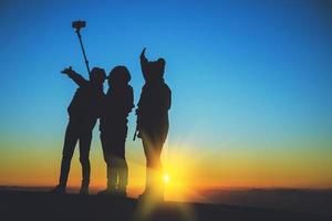 mensen aziatische reizen natuur. reizen ontspannen. natuurlijk tintje platteland. kijken naar de zonsopgang. in de zomer. foto met mobiele telefoon