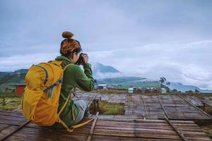 vrouwen aziaten reizen ontspannen in de vakantie. landschap op de mountain.thailand fotograferen foto