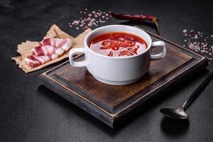 borsjt - traditionele Oekraïense soep gemaakt van rode biet, tomaat, kool, wortel en rundvlees foto