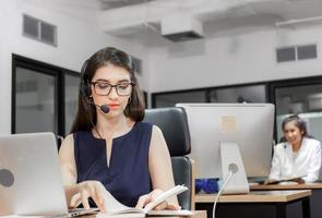 jonge vrouw telefoniste met headset werken op laptopcomputer, klantenservice executive team werken op kantoor foto