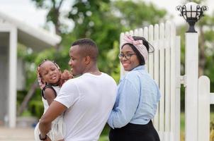 vrolijke Afro-Amerikaanse familie voor hun nieuwe huis, geluksfamilieconcepten foto