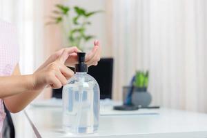 kinderen handen wassen met alcoholgel of antibacteriële zeepdesinfecterende gelpompdispenser. hygiëne concept. foto