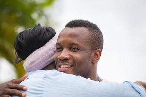 close-up portret van gelukkig afro-amerikaans stel knuffelen in de buitenlucht? foto