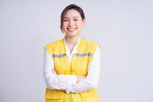 portret van Aziatische vrouwelijke bouwingenieur op witte achtergrond foto