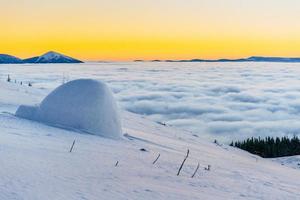 yurt bij zonsondergang in de bergen van de wintermist foto