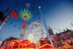 pretpark carrousel. mooie nachtverlichting. een sprookje voor kinderen foto