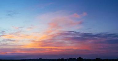 fantastische blauworanje zonsondergang. schoonheid wereld. foto