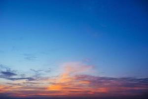 fantastische blauworanje zonsondergang. schoonheid wereld. foto