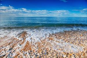 schilderachtige rotsachtige kustlijn kaap milazzo. sicilië italië foto