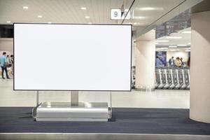 digitale media blanco reclamebord op de luchthaven, blanco reclameborden openbare commercial met passagiers, uithangbord voor productadvertentieontwerp foto