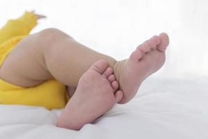 de voeten van de baby slapen in het bed. foto