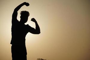 silhouetafbeelding van man met zon die vrij valt - motiverend concept foto