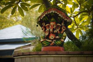 hindoe god ganesha op onscherpe achtergrond ganesha idool foto