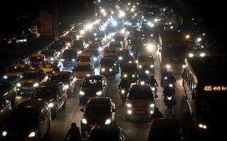 verkeersbeeld in de nacht redactioneel beeld van het verkeer in Delhi is bt foto