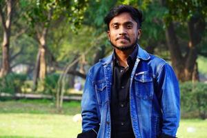 Indiase student in park high-definition afbeeldingen foto