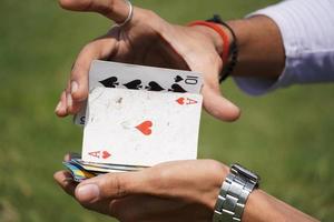 speelkaarten in de hand - pokerconcept foto