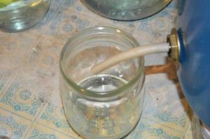moonshine still en onderdelen voor het maken van gedistilleerde alcohol foto