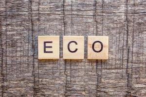 inscriptie eco letters woord op oude rustieke houten achtergrond foto