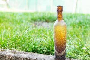 vintage fles, glazen fles voor wijn leeg vies keukengerei foto