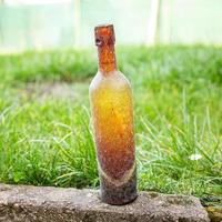vintage fles, glazen fles voor wijn leeg vies keukengerei foto