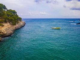 panorama kliffen landschap baai van cala santanyi in mallorca spanje. foto